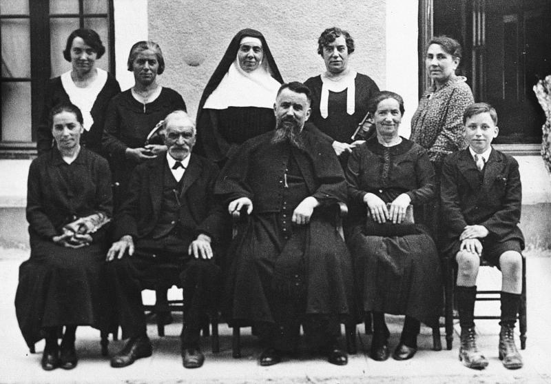 Père avec six de ses enfants, dont une religieuse (sòrre, sur) et un curé (curat), et deux petits-enfants