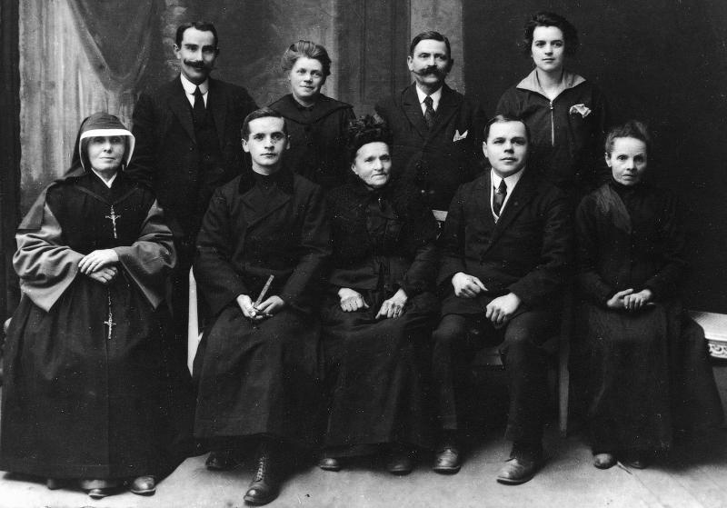 Famille du Ségala (secteur de Baraqueville-Sauveterre : Pradinas ?) avec religieuse (sòrre, sur) et curé (curat), 1910
