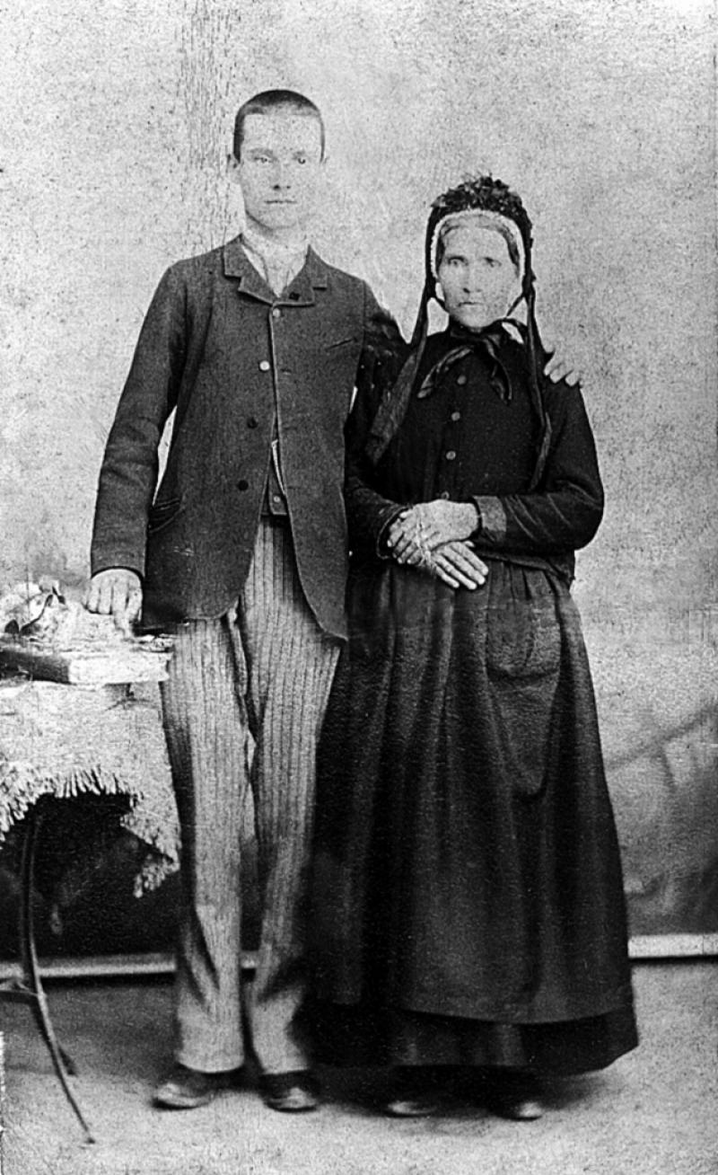 Fils avec sa mère (maire) en habits (vestit) traditionnels, à Bessière, 1858 ?