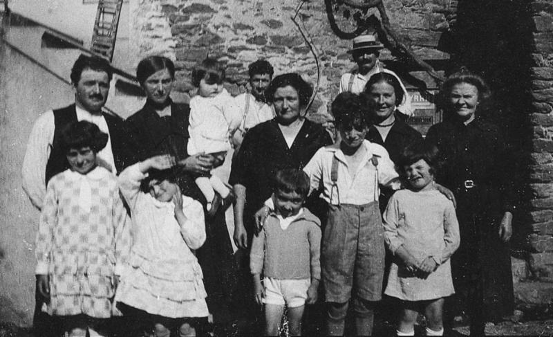 Famille devant une porte (pòrta) de cave (cava), 1930