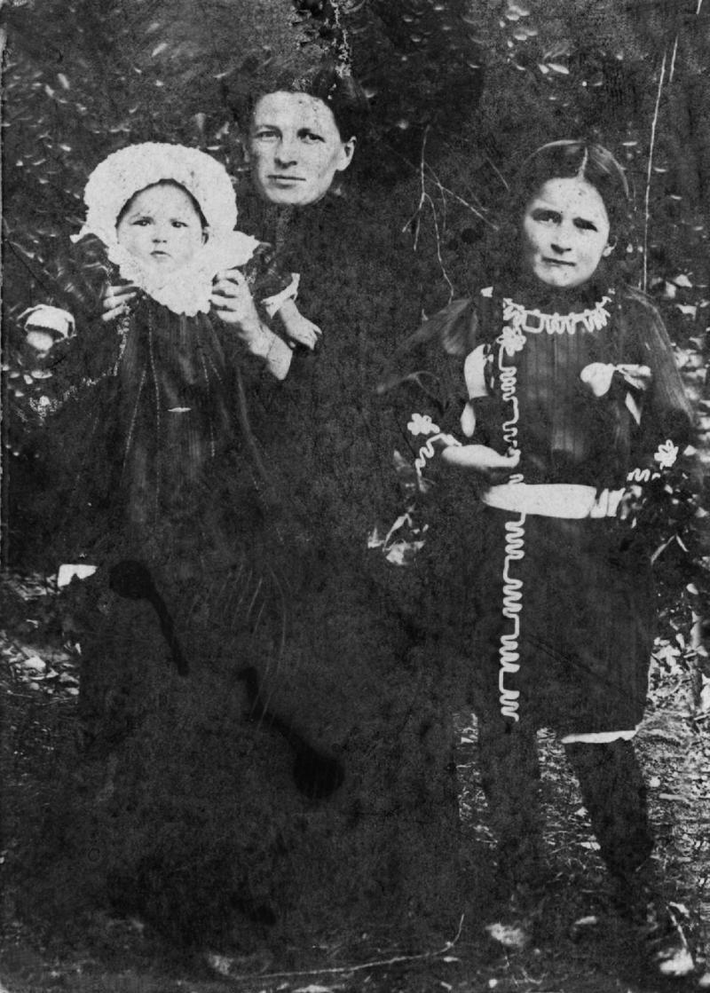 Mère (maire) avec deux filles (dròllas, filhas), à La Terrisse