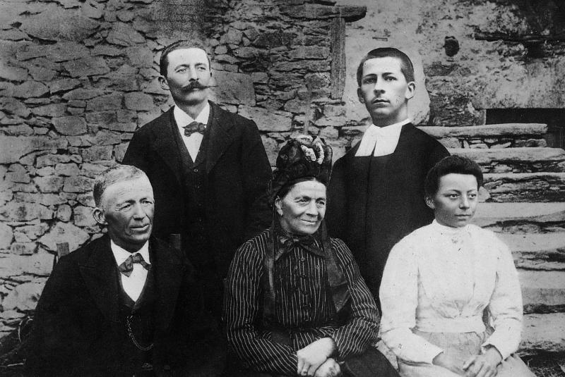 Famille avec un curé (curat) au bas des escaliers, à Couvres, 1913