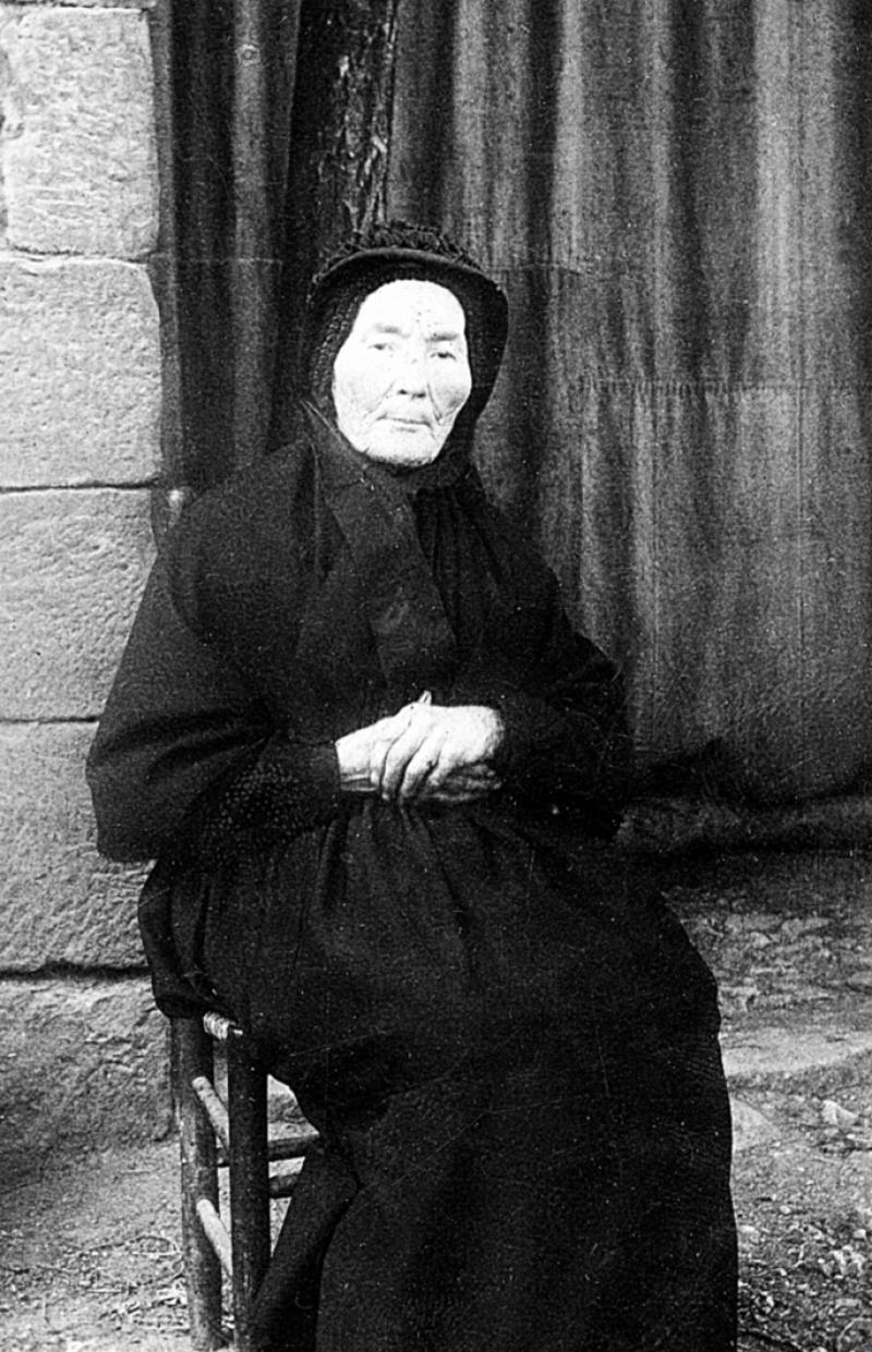Vielle dame avec coiffe (còfa) assise, à Brazac, 1890
