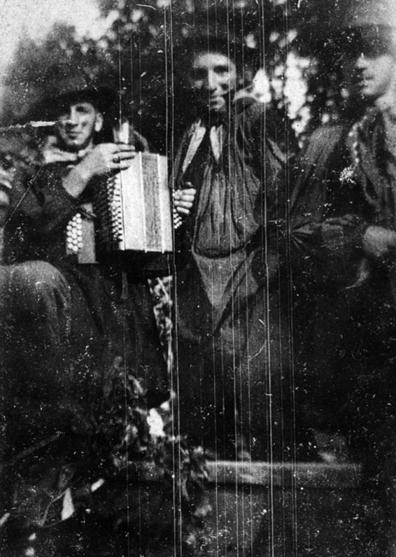 Trois homme costumés dont un accordéoniste (acordeonista), en Ségala (secteur de Baraqueville-Sauveterre : Pradinas ?)