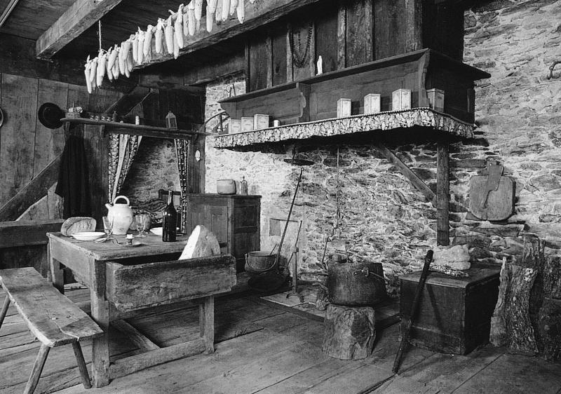 Banc, table (taula), lit (lièch) clos et coin du feu (canton) avec potence (torn) pivotante du Musée agricole du Ségala, antenne du Musée du Rouergue