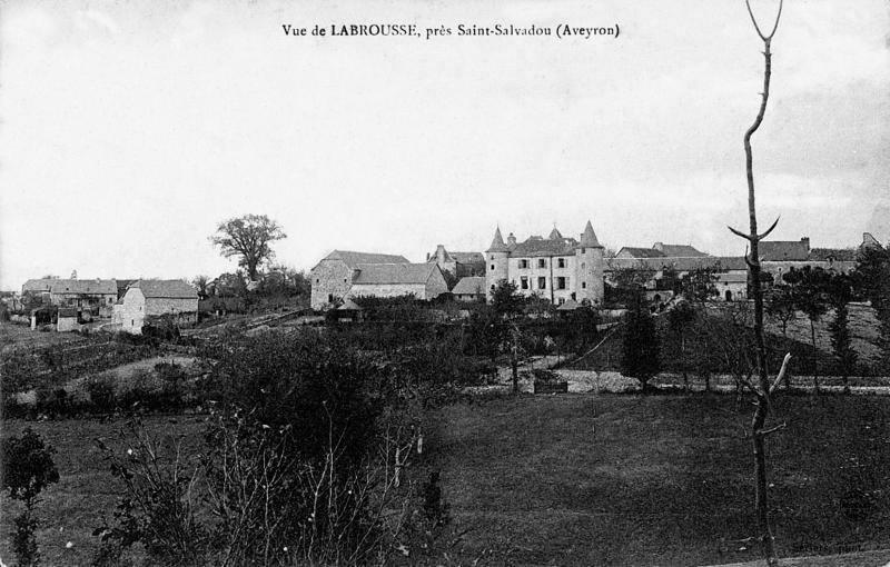 Vue de LABROUSSE, près Saint-Salvadou (Aveyron)