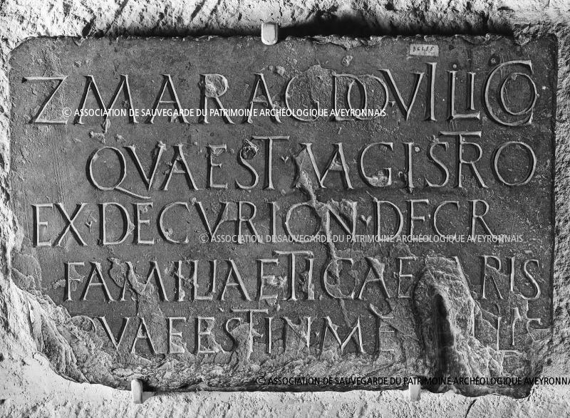 Dalle de gneiss avec inscription en latin provenant du Puech de Serre, règne de Tibère (14 à 37 de notre ère)