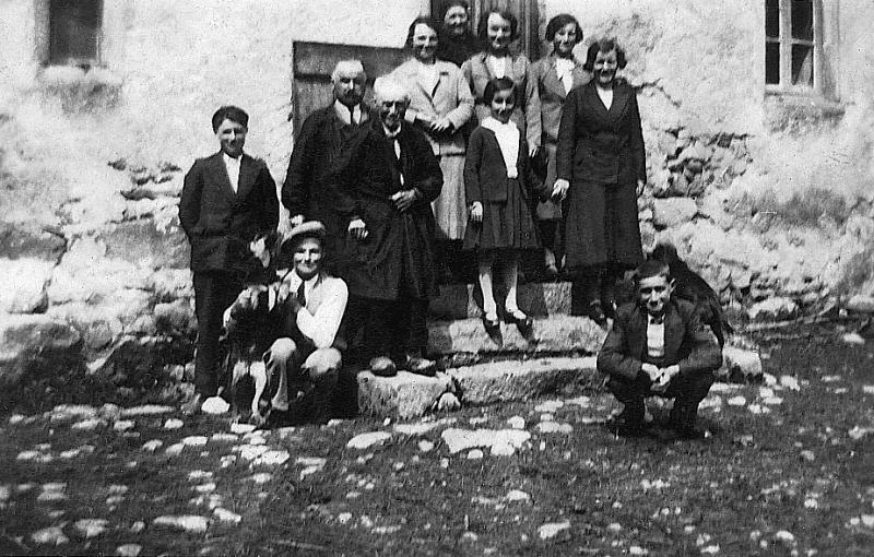 Famille réunie pour la visite des cousins de Buenos Aires (Argentine), à Agens, vers 1934