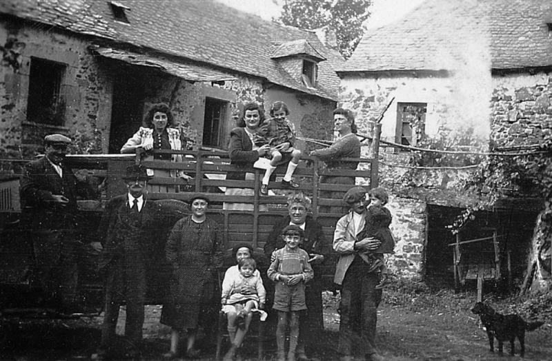 Famille devant ou dans la caisse d'un camion, au Vialardel, 1943