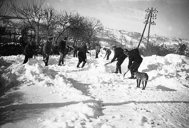 Hommes déneigeant avec des pelles (palas) une route (rota), hiver 1950