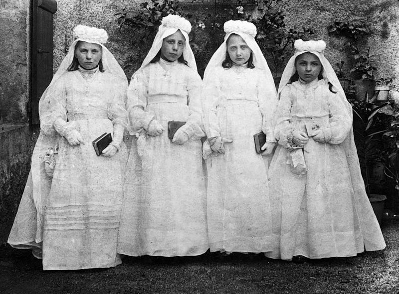 Quatre sœurs (sòrres) en aube de communiantes, 1913