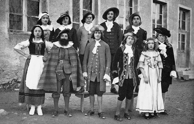 Ecoliers (escolans) du cours complémentaire costumés pour la pièce de théâtre “Le médecin malgré lui” de Molières, Rameaux 1941