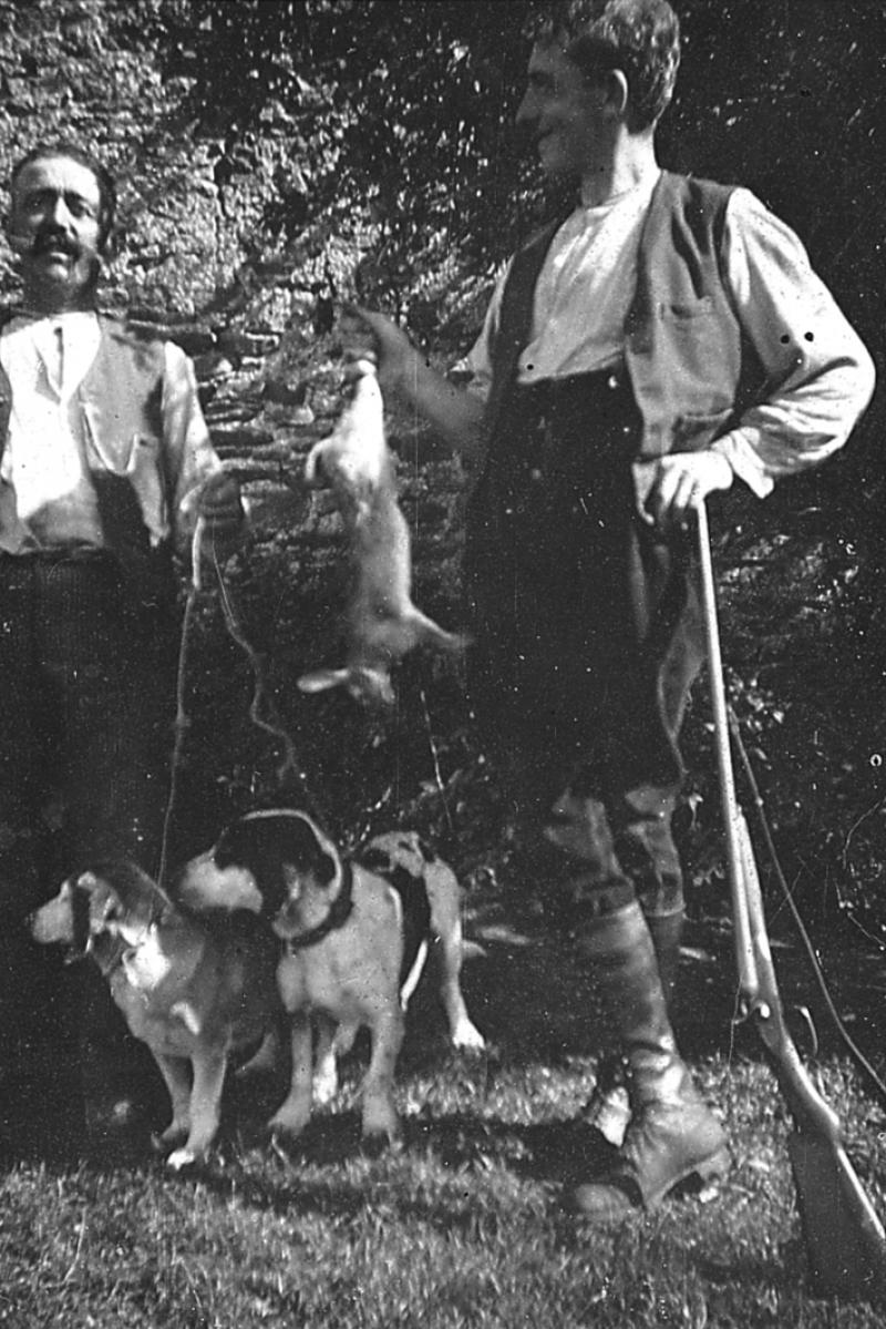 Deux chasseurs (caçaires), dont un montrant un lapin (conilh, lapin) abattu, à Lespiarratte, 1935
