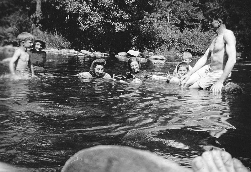 Jeunes gens (joves) se baignant dans la rivière Aveyron (Avairon), à Pouzoulet, 1946