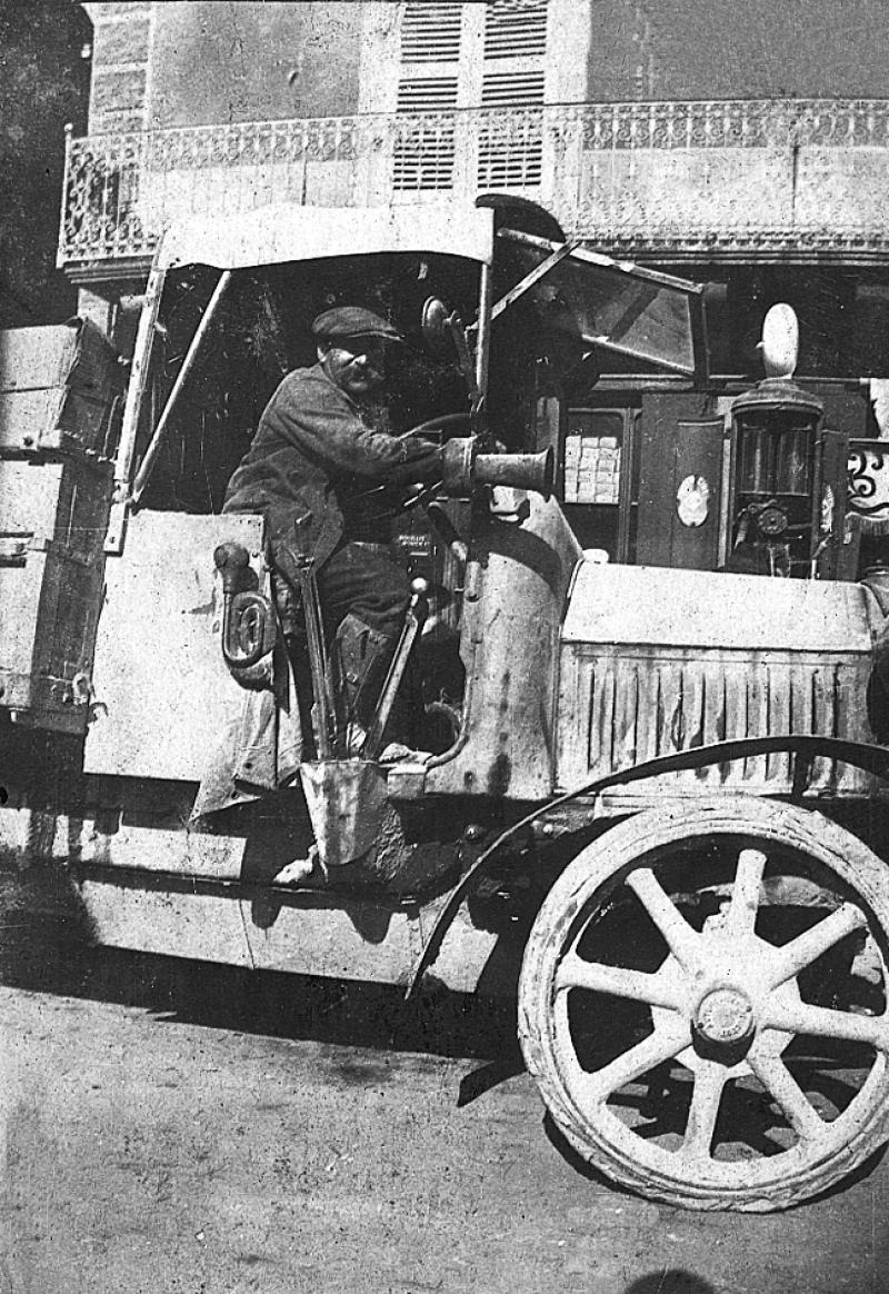 Temps de pause durant ravitaillement en essence d'un camion servant au transport de la chaux (cauç) et d'engrais (engrais), à Villefranche de Rouergue, 1913