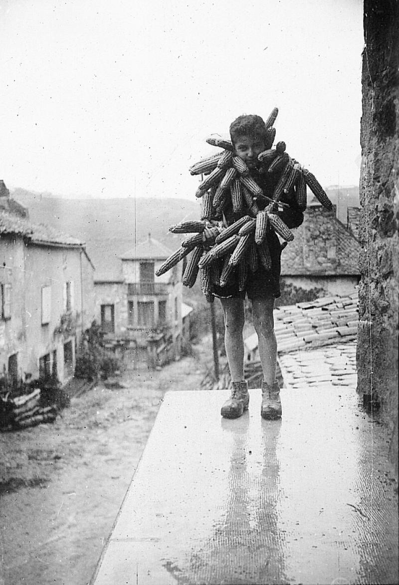 Jeune garçon avec tresse (rèssa, rèsse) d'épis de maïs autour du cou (còl), vers 1945