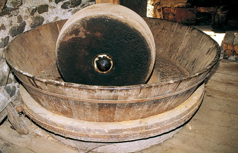 Moulin à meule verticale (ase, pilon, vertelh, vertuelh) avec maie (mag) cerclée de bois, en Ségala (secteur de Rieupeyroux), 1998