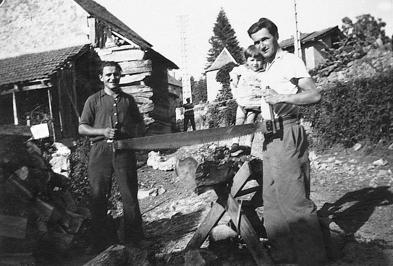Temps de pause durant sciage (ressar) avec une scie passe-partout (tòra) d'une branche (bròca) immobilisée dans un chevalet (cabra), 1943