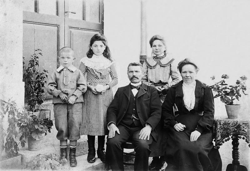 Couple (coble) avec trois enfants (dròlles, enfants), 1899