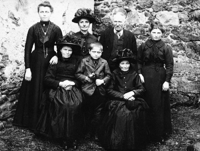 Famille en habits (vestit) traditionnels, à Panissous, vers 1915