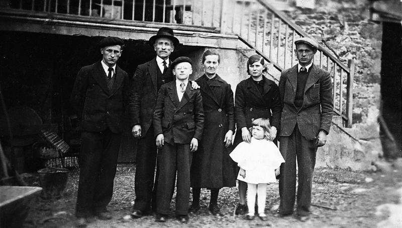 Famille au bas des escaliers (escalièrs) de la maison (ostal), à La Penchinerie, été 1941
