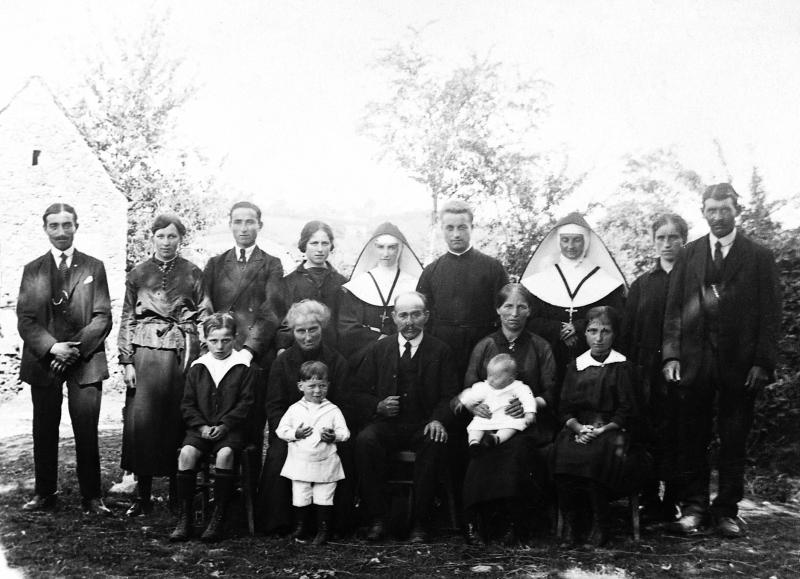 Famille avec deux religieuses (sòrres, surs) et un curé (curat) en soutane, à Rhodes, 1925