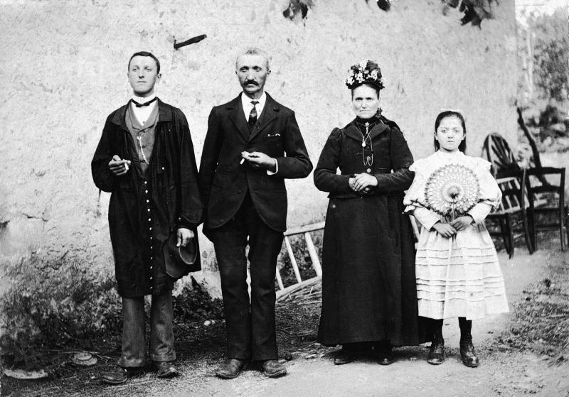 Couple (coble) avec deux enfants (dròlles, enfants) avant le départ du fils (filh) pour le régiment, aux Landes, vers 1910