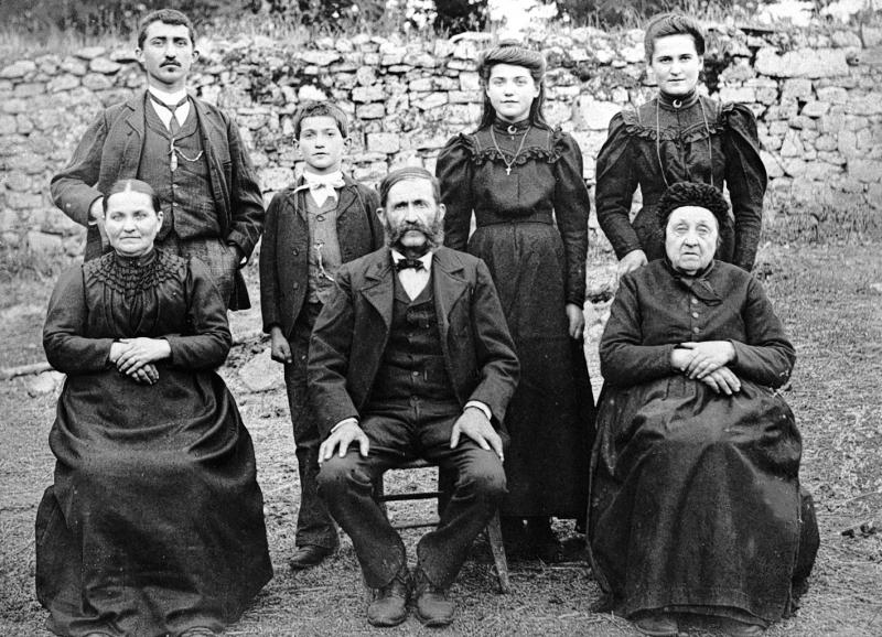 Couple (coble) avec quatre enfants (dròlles, enfants) et leur grand-mère (mairina, memina) avec coiffe (còfa), à Bonnière, 1909