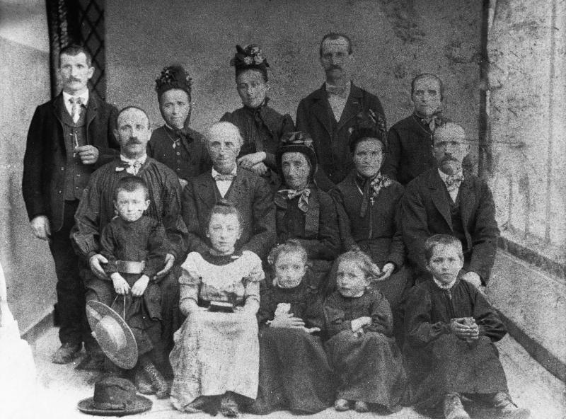 Famille avec cinq enfants (dròlles, enfants) posant, du Pin, vers 1900