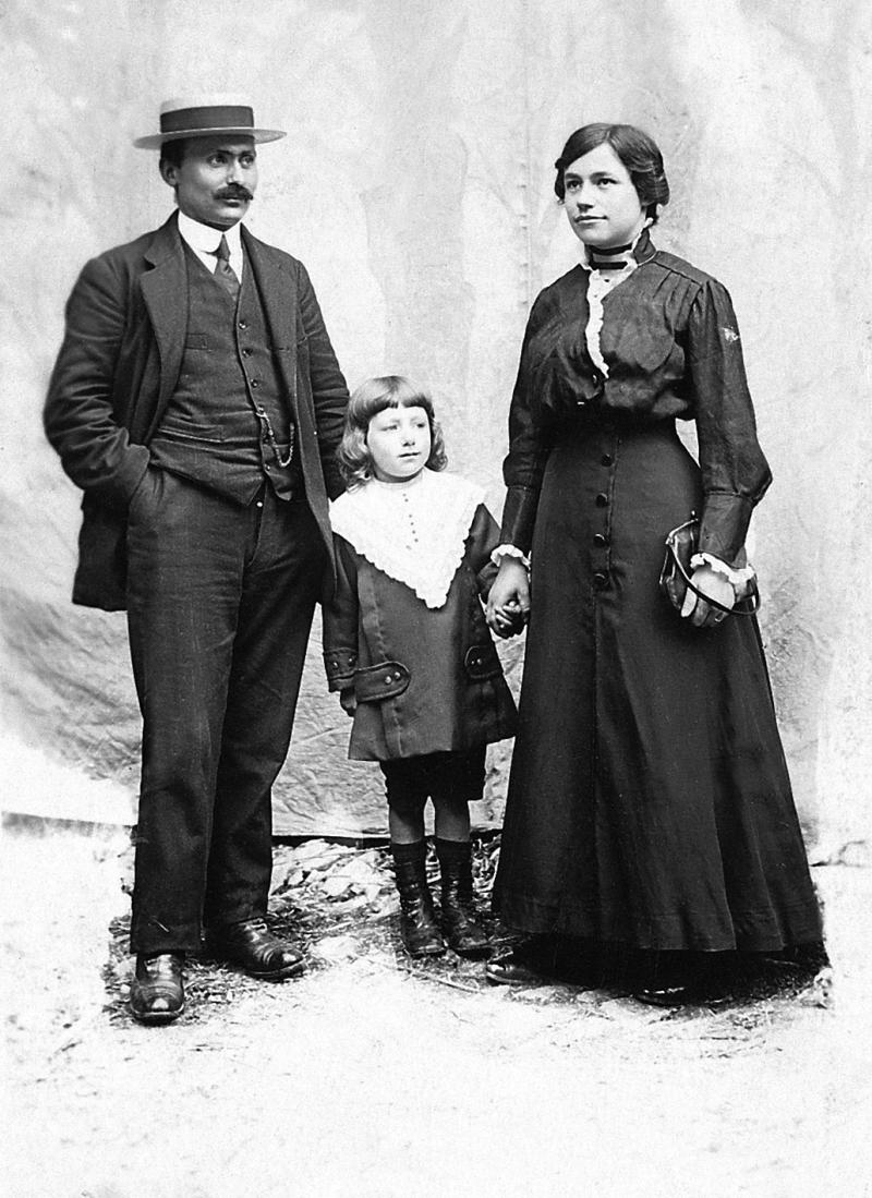 Compositeur, écrivain en occitan et en français, avec son fils (dròlle, filh) aîné et sa femme, 1919