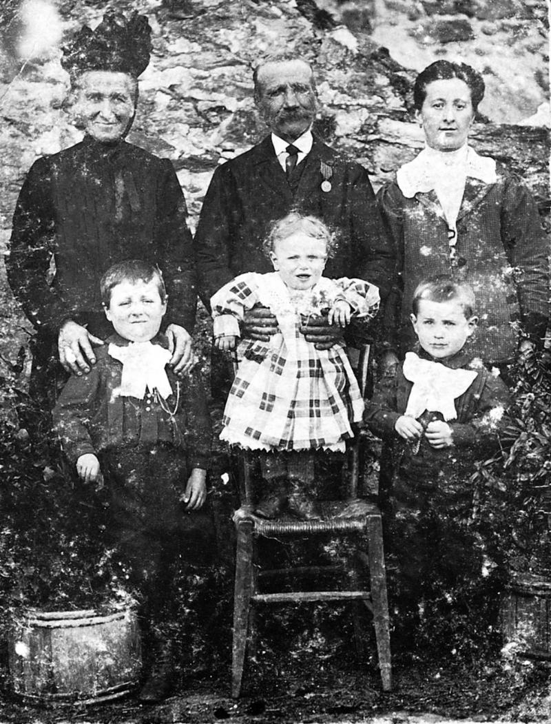 Famille posant pour le fils (filh) et père (paire) mobilisé au front, à La Penchinerie, octobre 1914