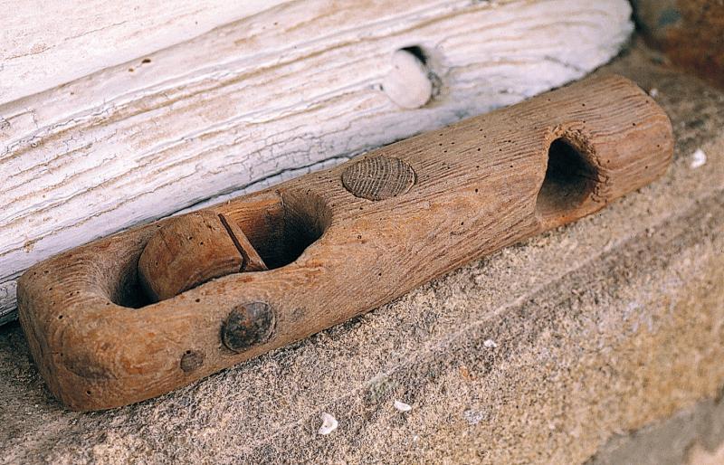 Poulie (carrèla) en bois pour serrer (sarrar) les cordes (còrdas) d'un chargement, en Ségala (secteur de Rieupeyroux), octobre 1998