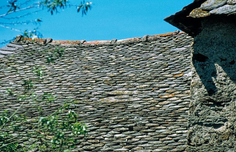 Toiture (teulada, tiulada) en pierres plates (lausas, tiulasses) de schiste et faîtage (minal) en tuiles (teulas, tiulas) canals, en Ségala (secteur de Rieupeyroux), mai 1999