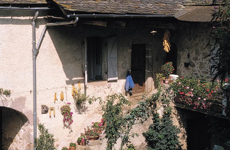 Escaliers (escalièrs) en pierre, balcon couvert (balet), paquets (finèlas, pinèlas) et tresse (rèssa, rèsse) d'épis de maïs (milh), en Ségala (canton de Rieupeyroux), septembre 1998