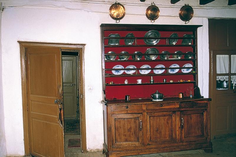 Assiettes (siètas), étains (estams, estanhs) et cuivres (coires) exposés dans et au-dessus d'un vaisselier (dreiçador, vaisselièr), en Ségala (secteur de Rieupeyroux), octobre 1998
