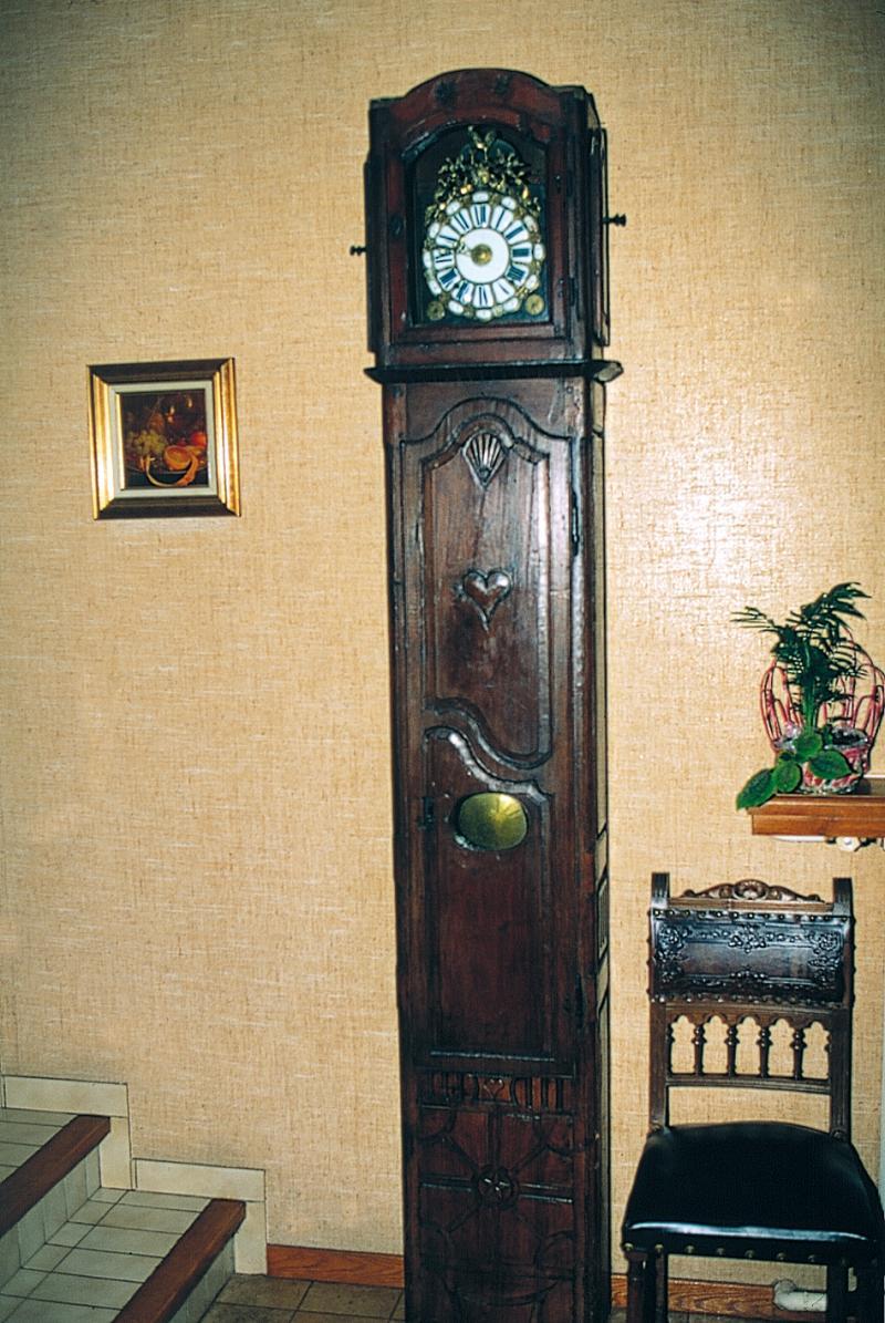 Pendule (pendula, relòtge) à caisse droite et panneau sculpté d'une coquille et d'un cœur, en Ségala (secteur de Rieupeyroux), octobre 1998