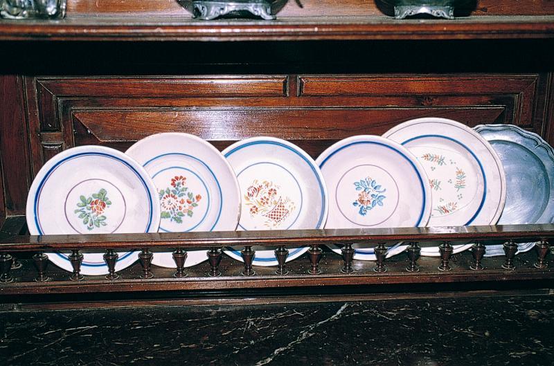 Série d'assiettes (siètas) de la fin XIXe-début XXe siècle de Martes-Tolosane (31) et plat en étain (estam, estanh), en Ségala (canton de Rieupeyroux), octobre 1998