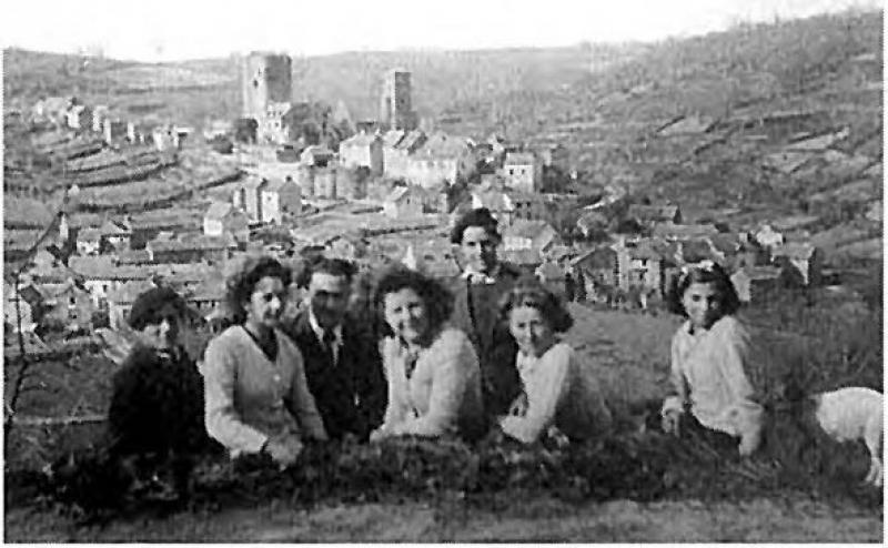 Jeunes gens (joves), donjon du château (castèl), église (glèisa) et village (vilatge) au loin, 1943