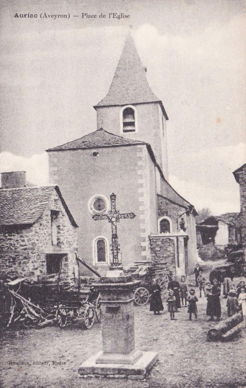 Auriac (Aveyron) – Place de l'Eglise