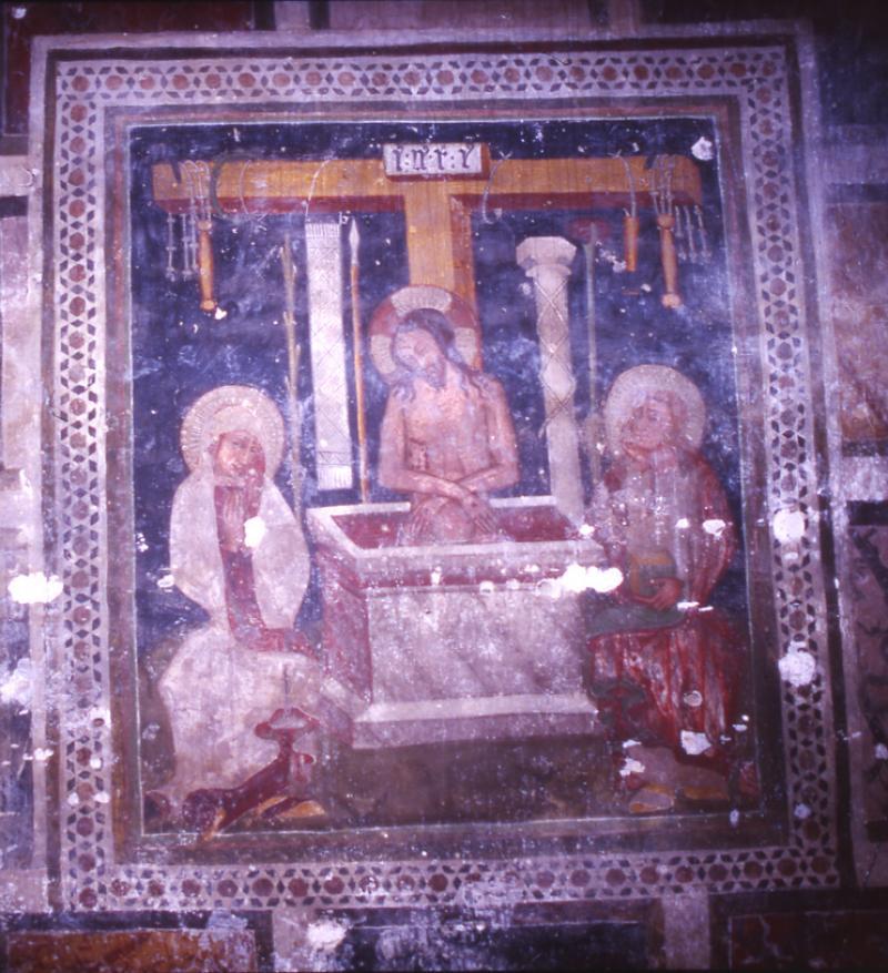 Fresque de la fin du XIVe ou du début du XVe siècle représentant le Christ au tombeau devant les instruments de la Passion, à Magrin, mars 1996