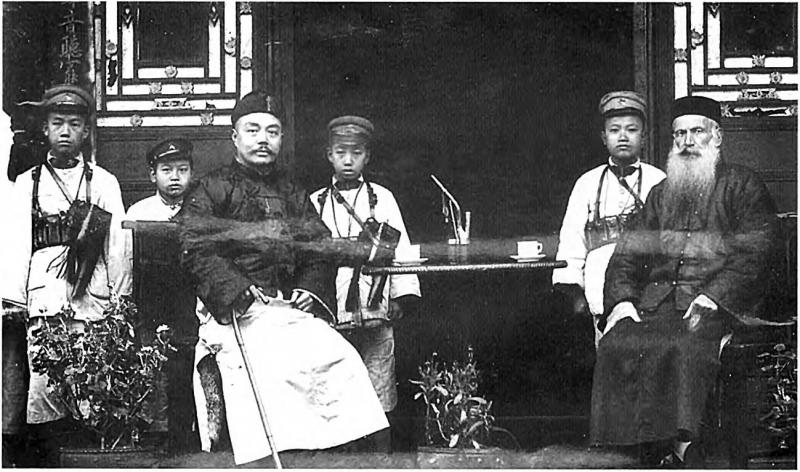 Missionnaire (missionari) protégé par de jeunes gardes, à Konglang (?) dans le territoire de Kouang-Tchéou-Wan (Chine), 1932