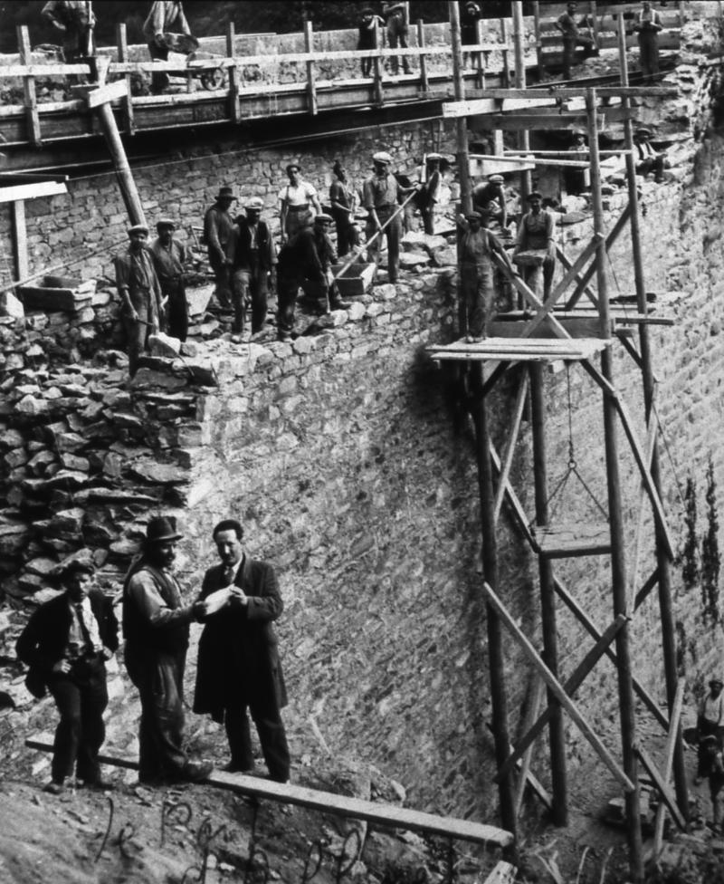 Ouvriers (obrièrs) employés à la réfection d'un pont après les inondations (aigadas), au moulin d'Albinet, 1930