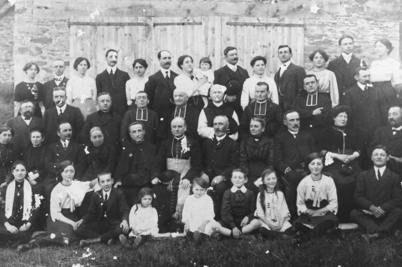 Famille rassemblée autour de l'évêque (evesque) de Verdun, de six curés (curats) et d'un moine (monge), à Lafon, 28 mai 1914