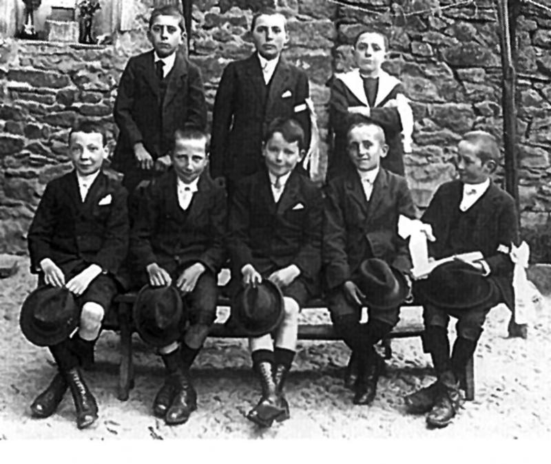Huit communiants, dont quatre avec un brassard, 1923