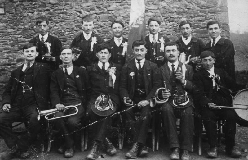 Conscrits avec joueurs de clairon (claron), de cor (còrn) et de tambour (tambor), classe 1922