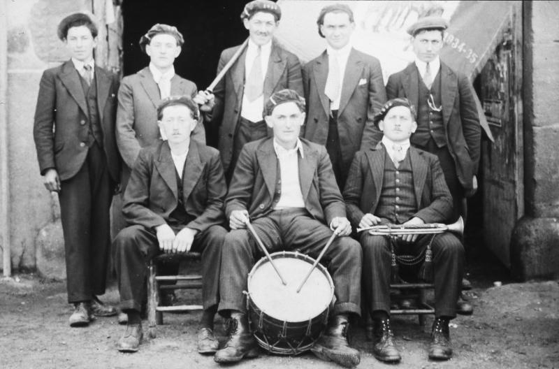 Conscrits avec joueurs de tambour (tambor) et de clairon (claron), à Craissac, 7 juin 1935