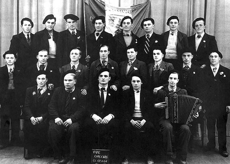 Conscrits avec accordéoniste (acordeonista) de Carcenac Salmiech, classes 1940 à 1946