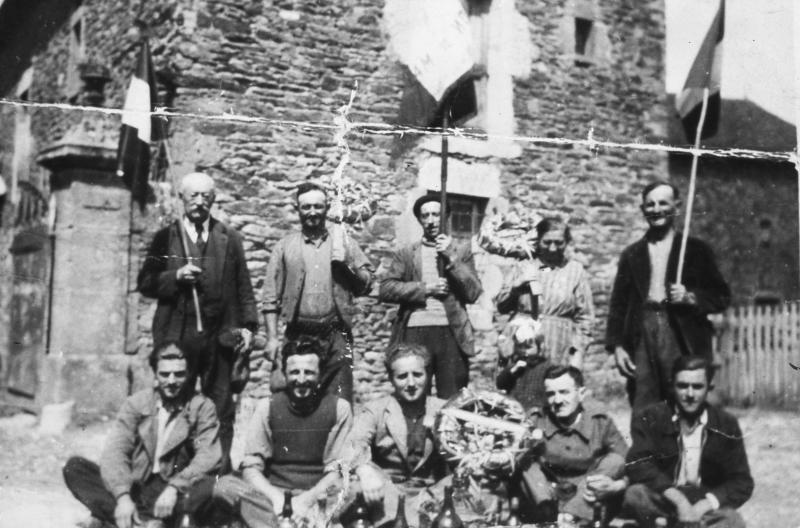 Retour des otages pris par les Allemands le 8 août 1944 peu après la Libération, fouaces (fogassas) au bout d'un bâton (baston), à Magrin, 1945