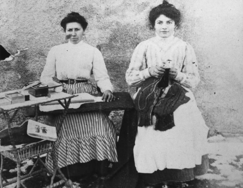 Deux couturières (cordurièiras, cosèiras), en Ségala (secteur de Cassagnes Bégonhès : Cassagnes Bégonhès ?)