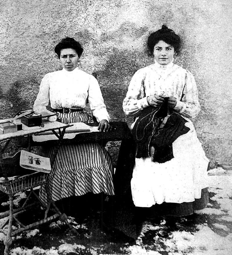 Deux couturières (cordurièiras, cosèiras), en Ségala (secteur de Cassagnes Bégonhès : Cassagnes Bégonhès ?)
